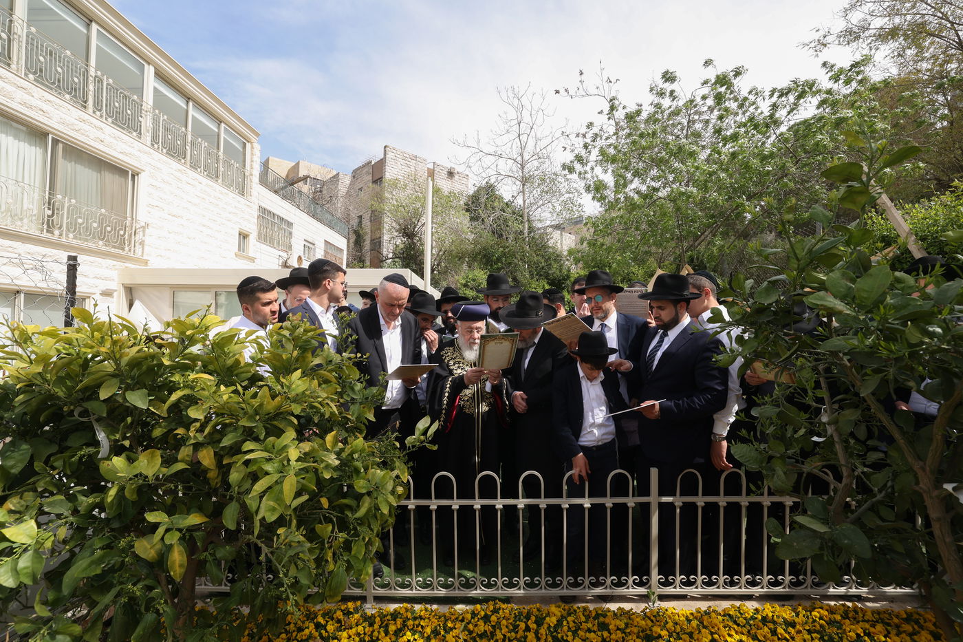 הראשל"צ הגר"י יוסף בברכת האילנות