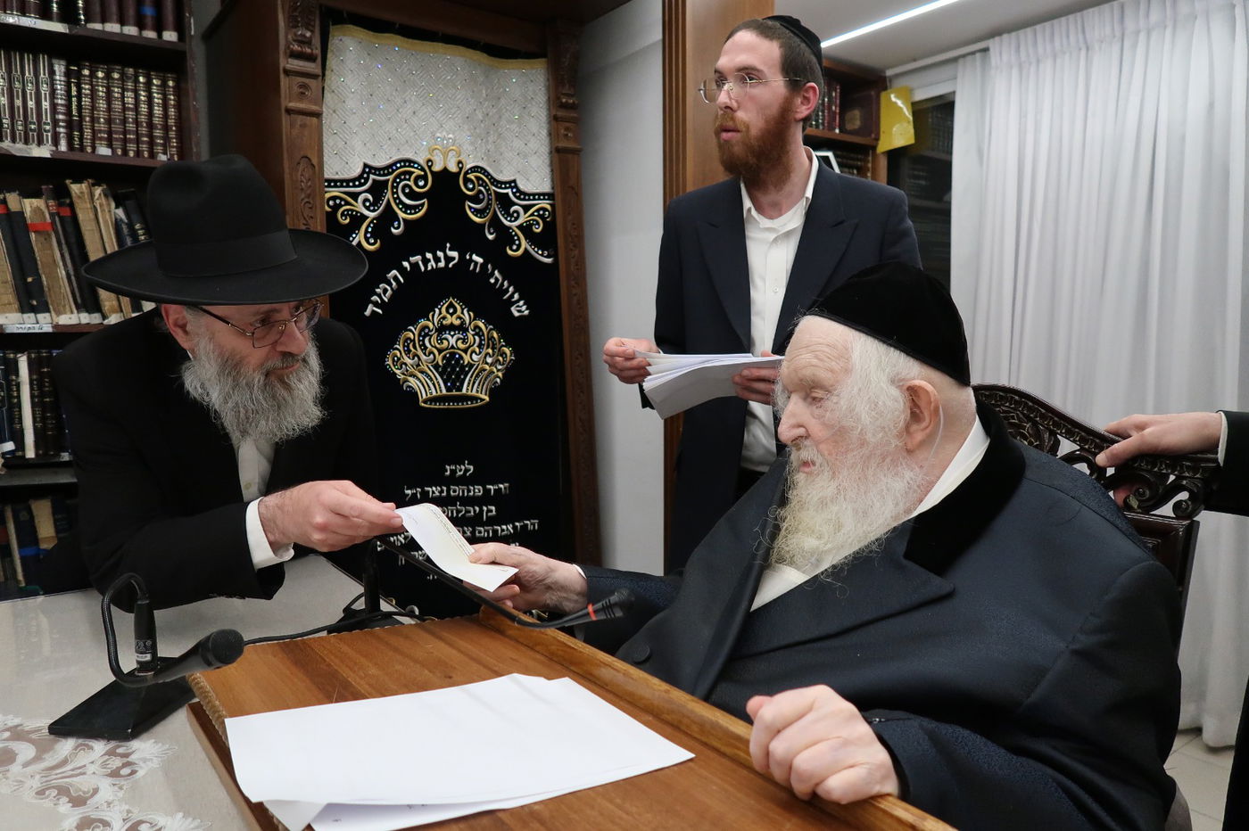 הגר"מ שטרנבוך בחלוקת 'קמחא דפסחא'