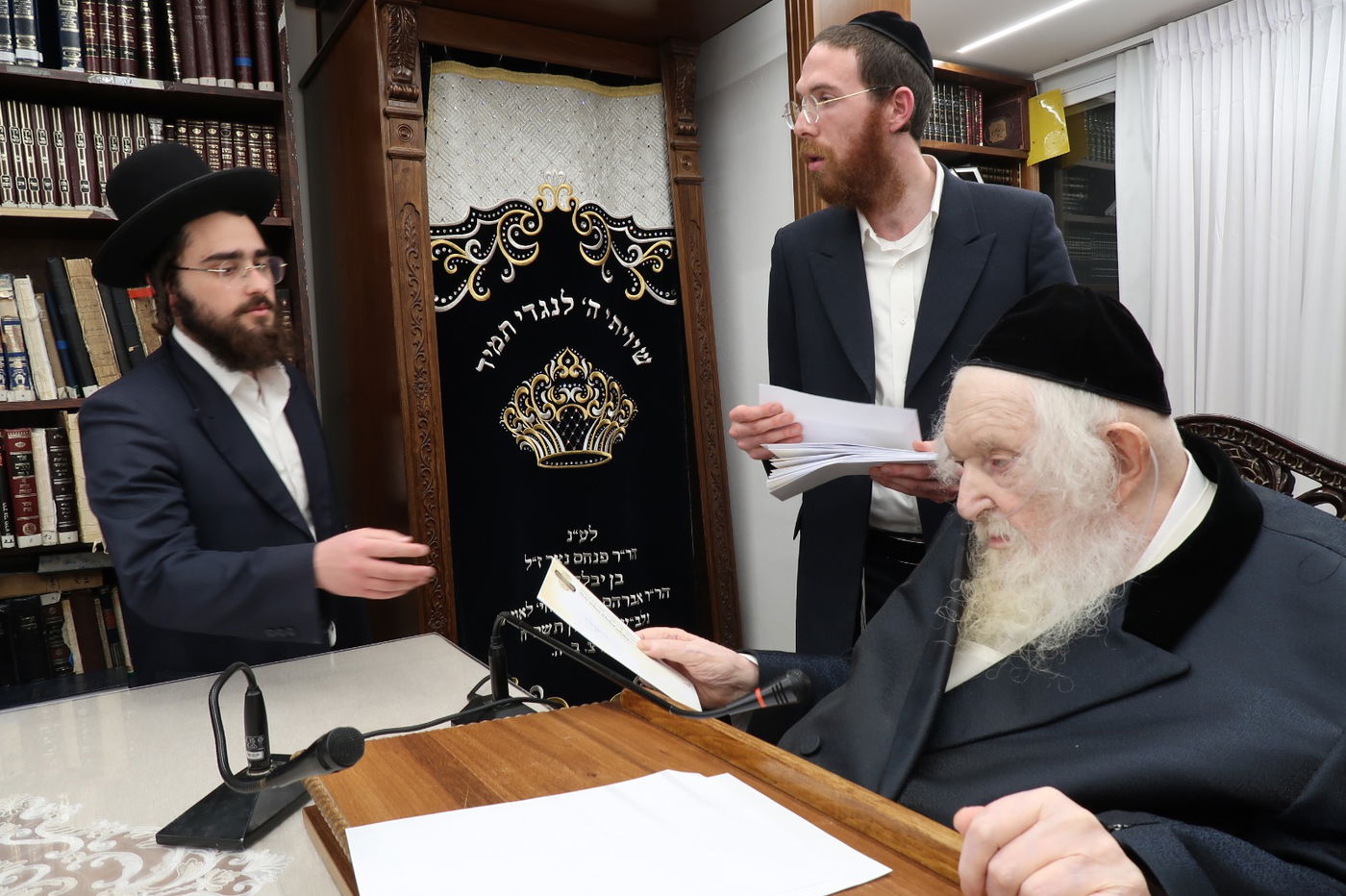 הגר"מ שטרנבוך בחלוקת 'קמחא דפסחא'