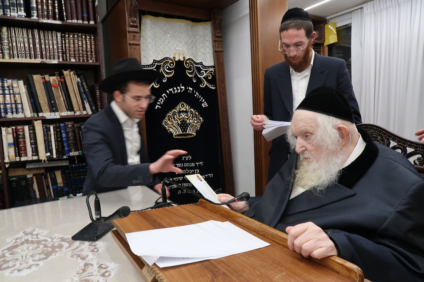 הגר"מ שטרנבוך בחלוקת 'קמחא דפסחא'