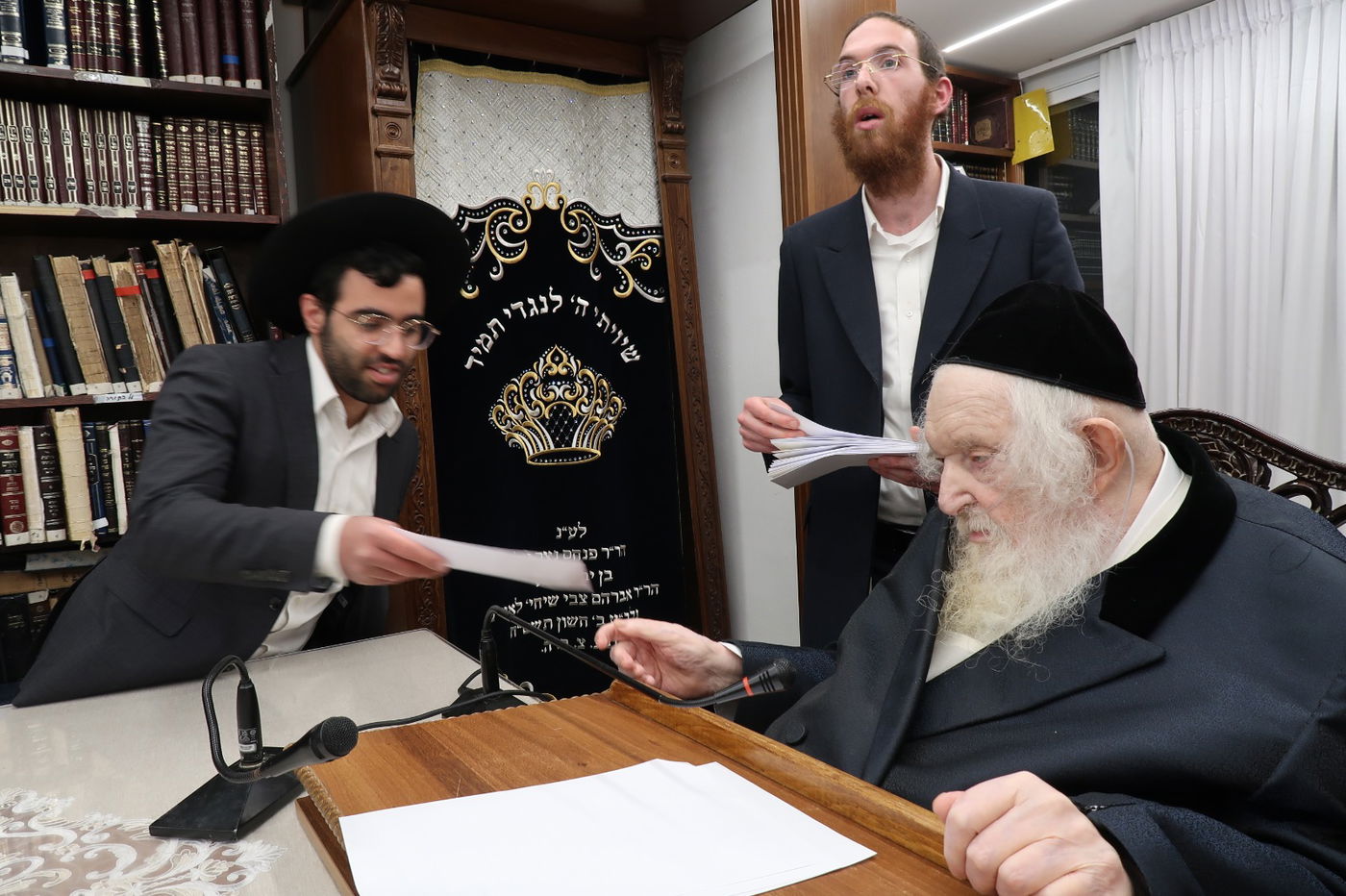 הגר"מ שטרנבוך בחלוקת 'קמחא דפסחא'