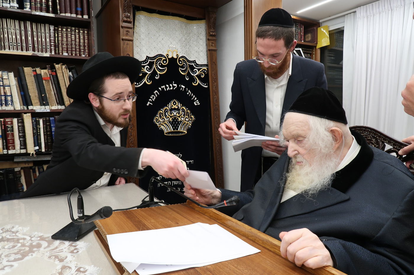 הגר"מ שטרנבוך בחלוקת 'קמחא דפסחא'