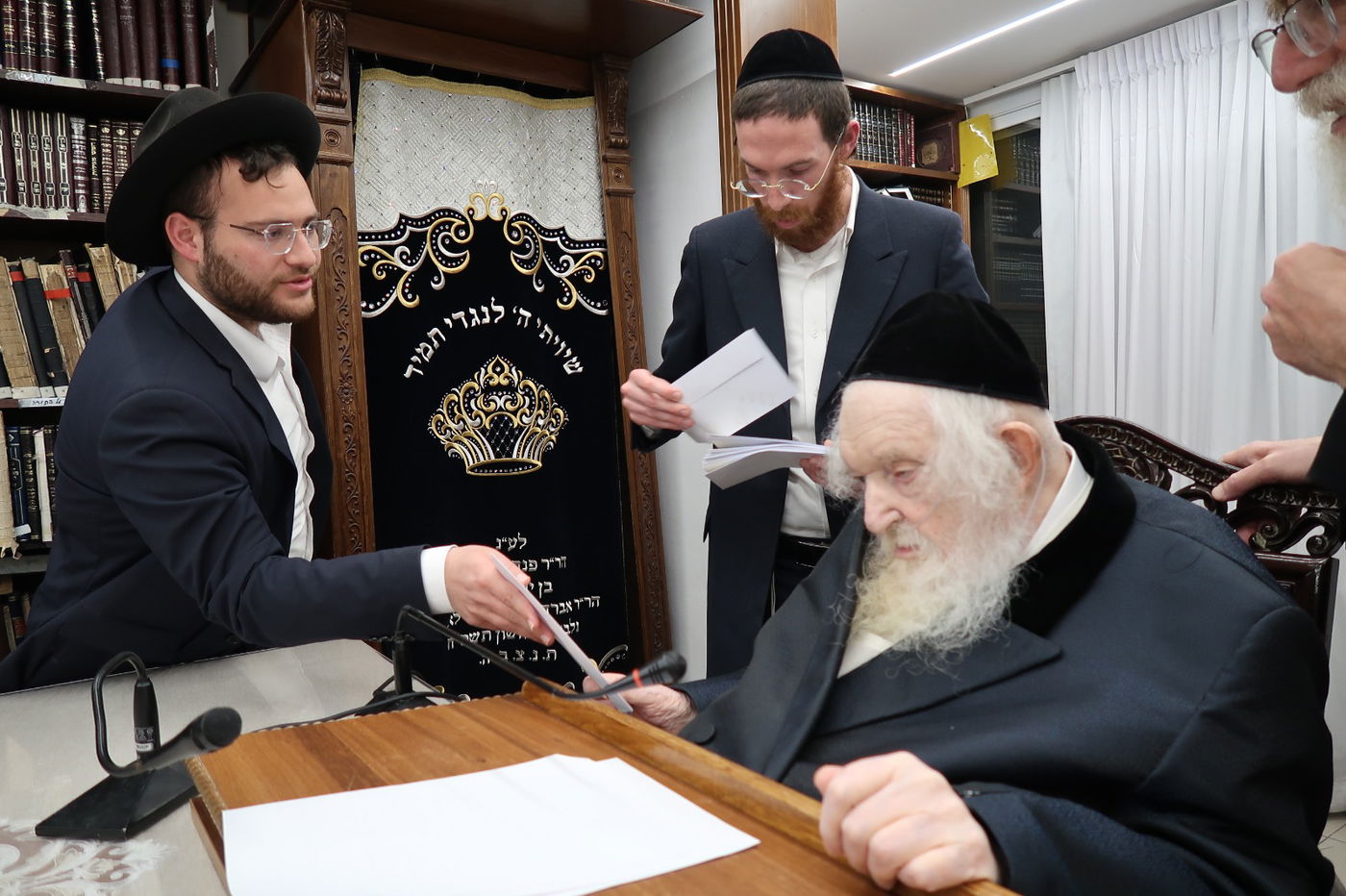 הגר"מ שטרנבוך בחלוקת 'קמחא דפסחא'