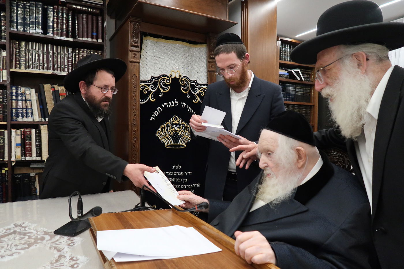 הגר"מ שטרנבוך בחלוקת 'קמחא דפסחא'