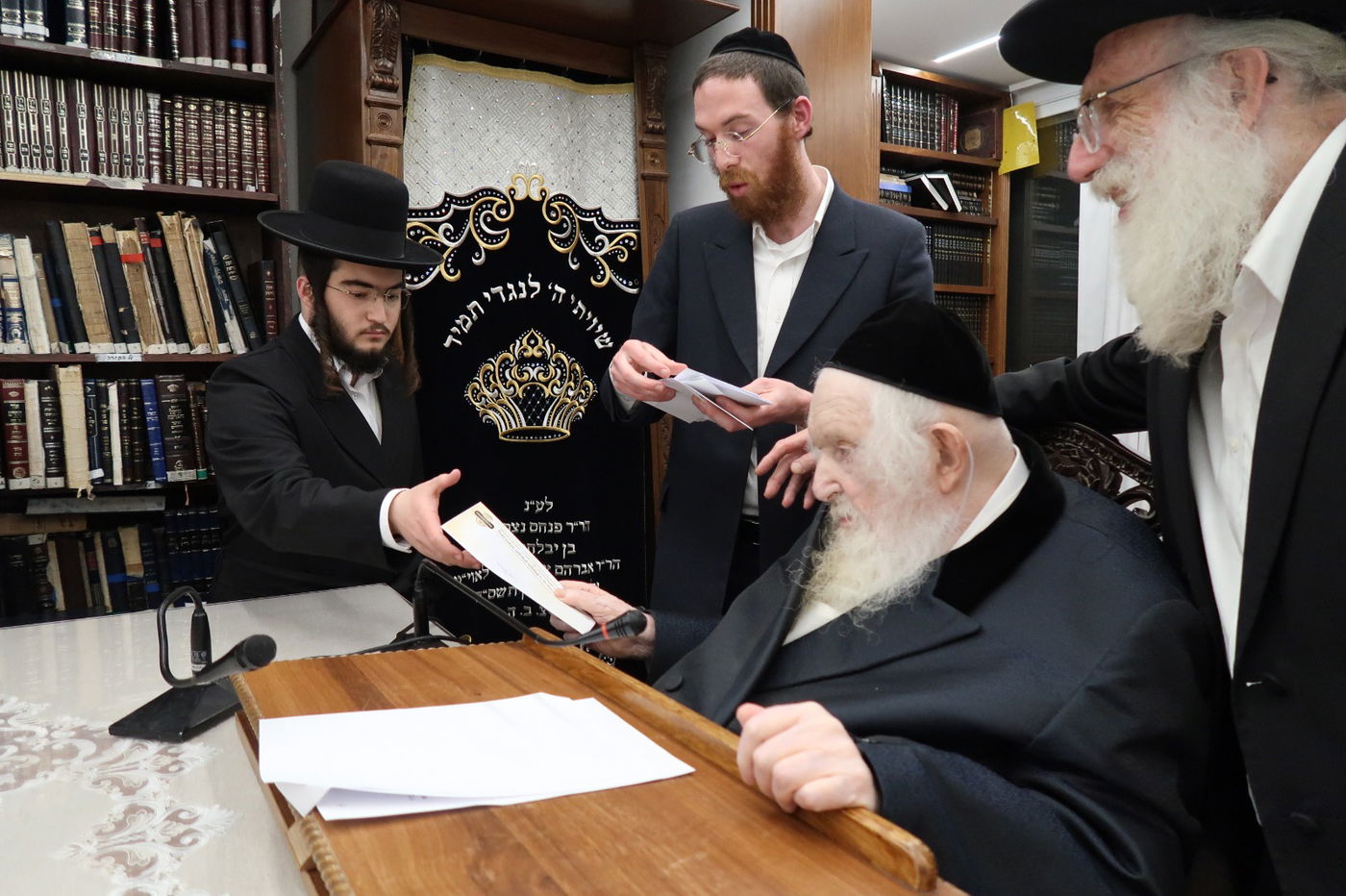 הגר"מ שטרנבוך בחלוקת 'קמחא דפסחא'