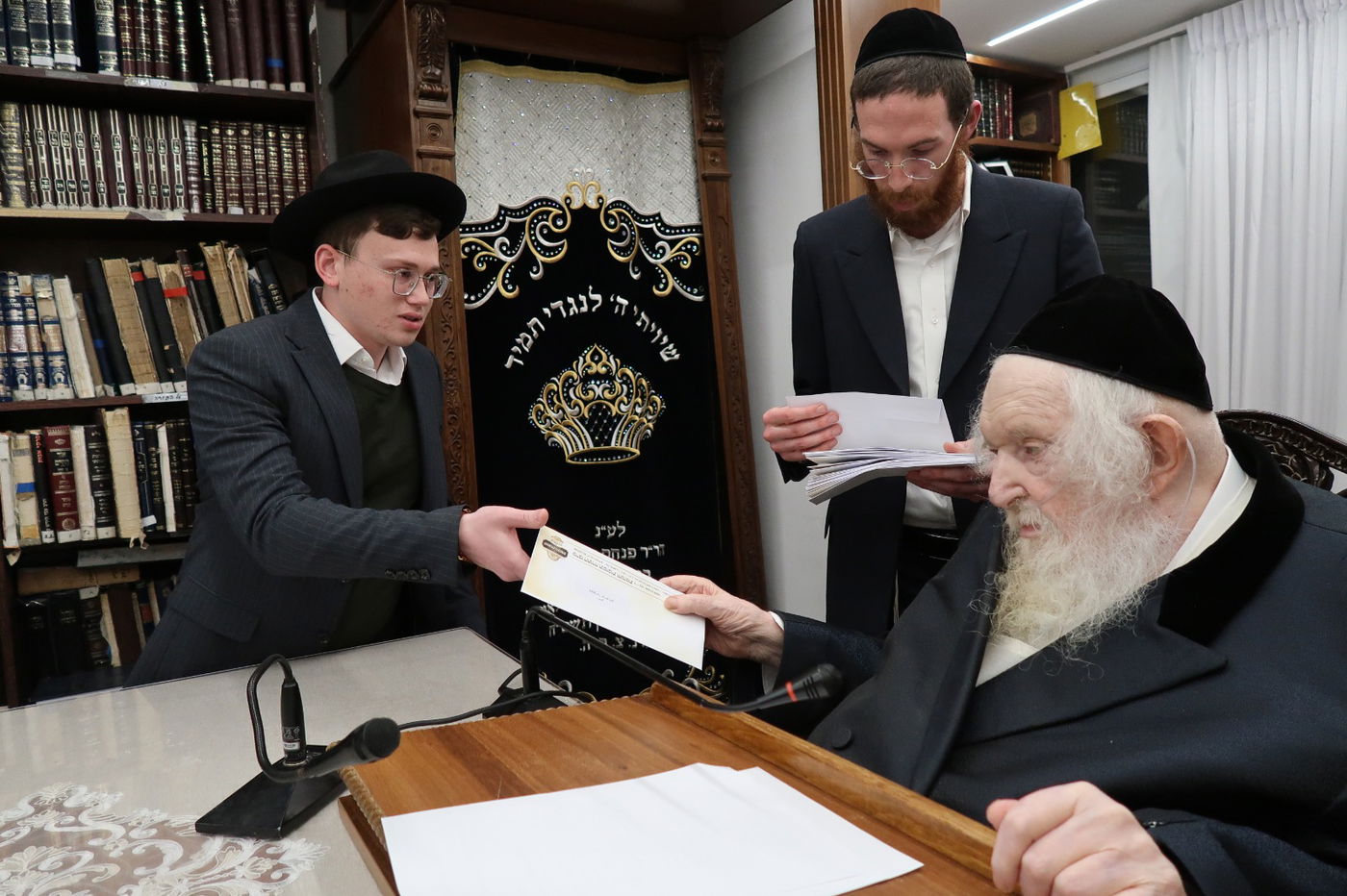 הגר"מ שטרנבוך בחלוקת 'קמחא דפסחא'