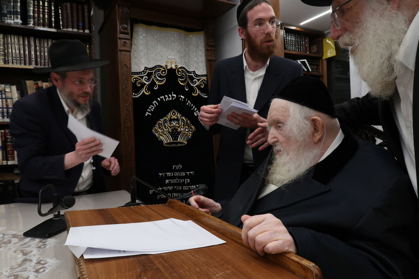 הגר"מ שטרנבוך בחלוקת 'קמחא דפסחא'