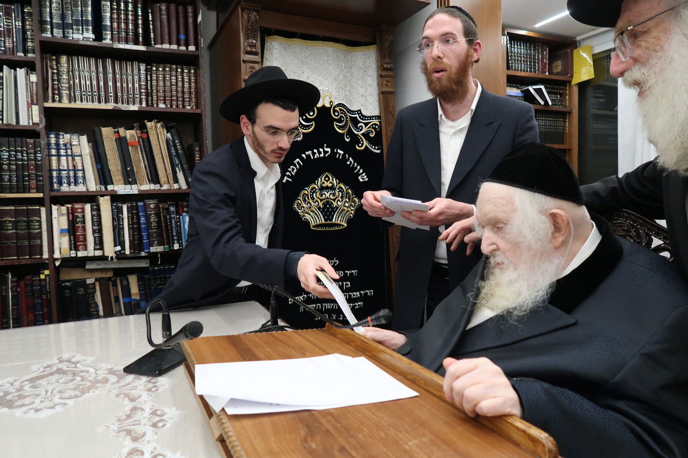 הגר"מ שטרנבוך בחלוקת 'קמחא דפסחא'