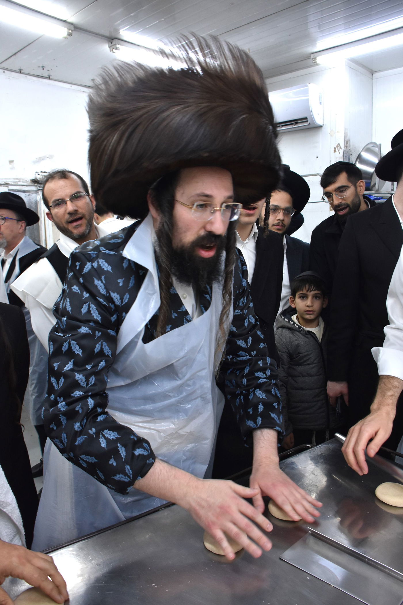 האדמו"ר ממעזבוז באפיית מצות