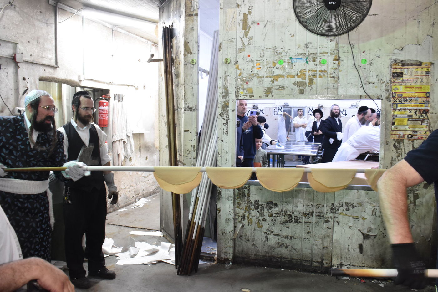 האדמו"ר ממעזבוז באפיית מצות