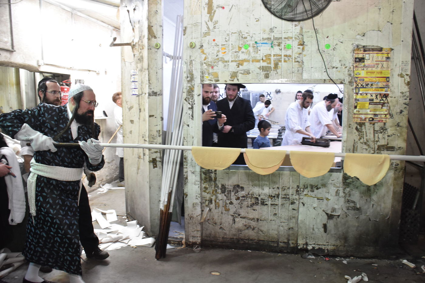 האדמו"ר ממעזבוז באפיית מצות