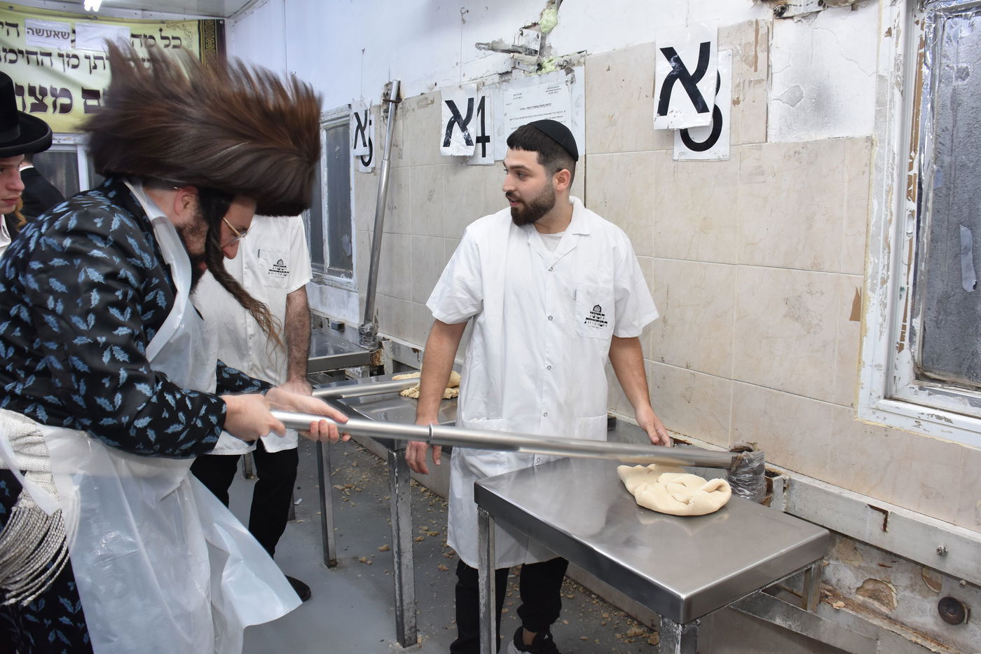 האדמו"ר ממעזבוז באפיית מצות