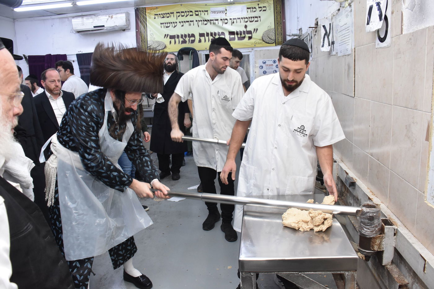 האדמו"ר ממעזבוז באפיית מצות