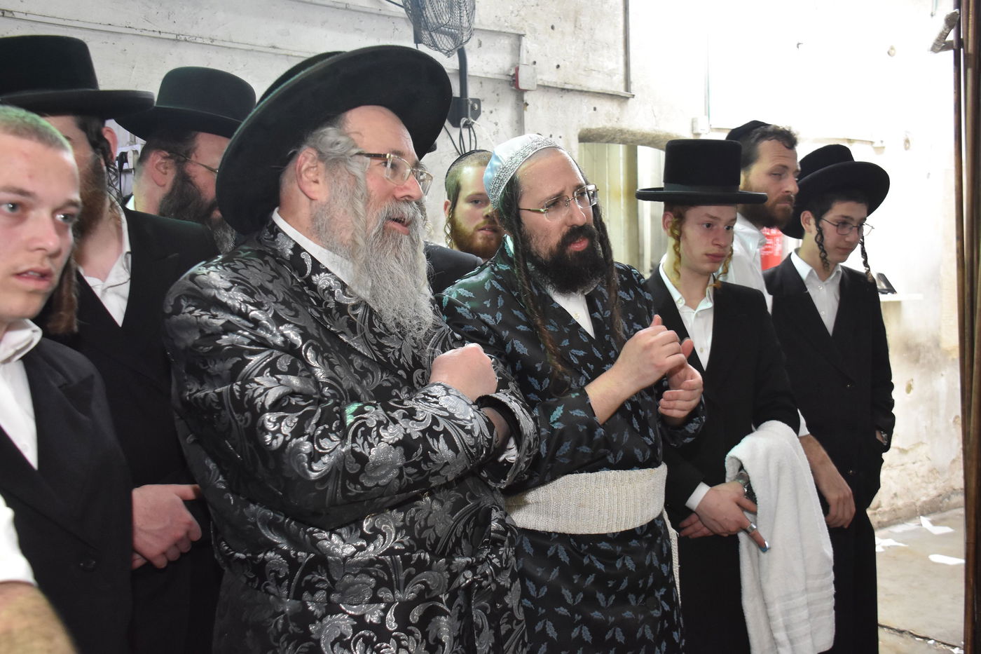 האדמו"רים מראחוב ומעזבוז באפיית מצות