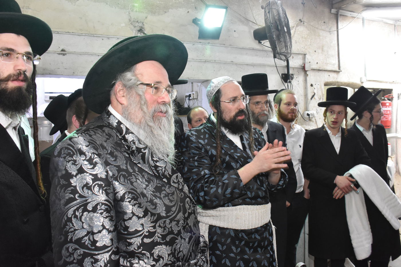 האדמו"רים מראחוב ומעזבוז באפיית מצות