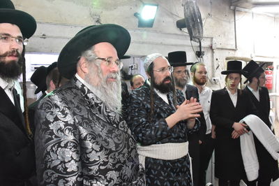 האדמו"רים מראחוב ומעזבוז באפיית מצות