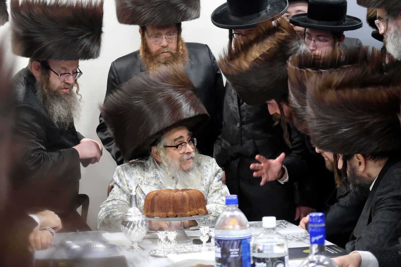 הרבי מסאטמר בקביעת מזוזות במרכז הרפואי בקריית יואל