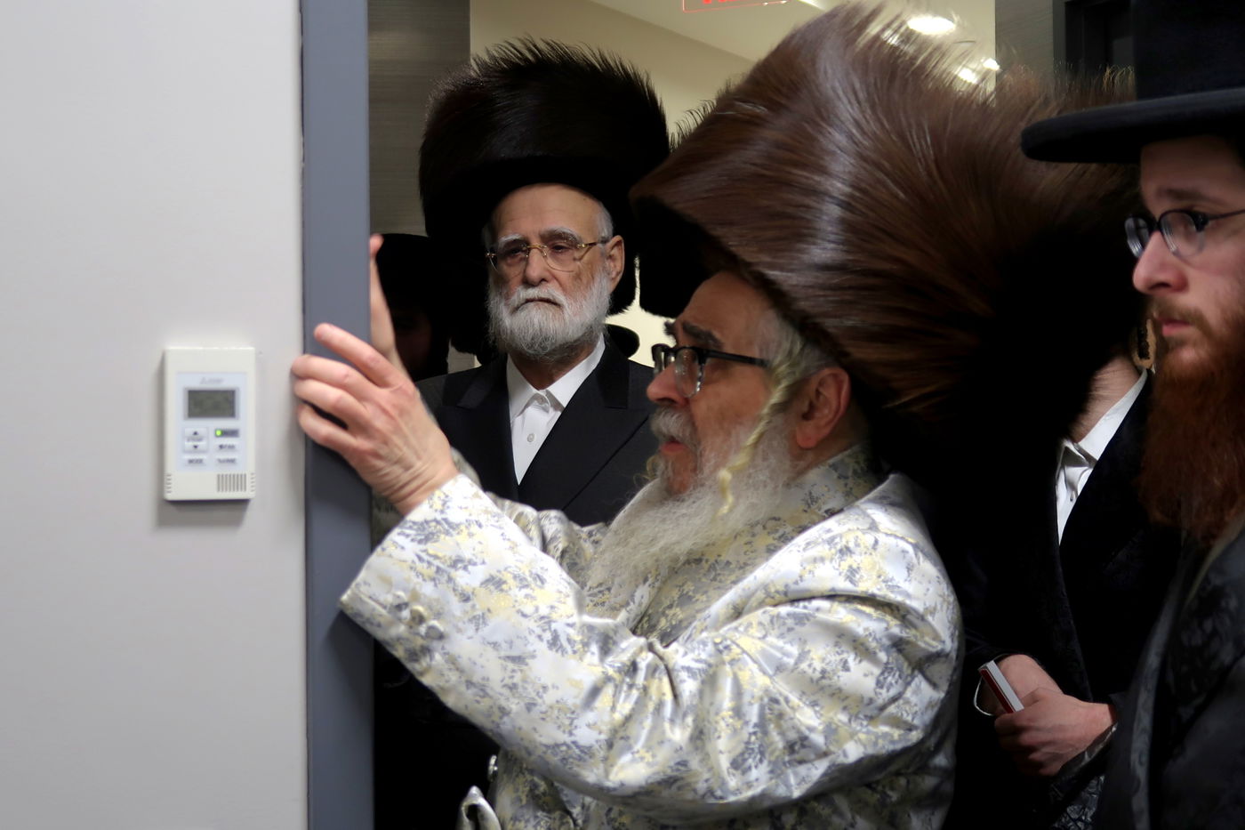 הרבי מסאטמר בקביעת מזוזות במרכז הרפואי בקריית יואל