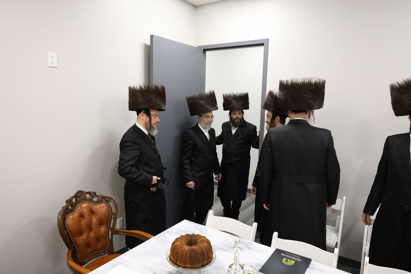 הרבי מסאטמר בקביעת מזוזות במרכז הרפואי בקריית יואל