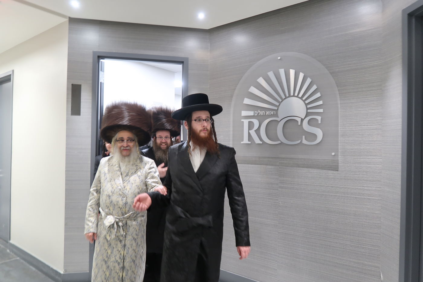 הרבי מסאטמר בקביעת מזוזות במרכז הרפואי בקריית יואל