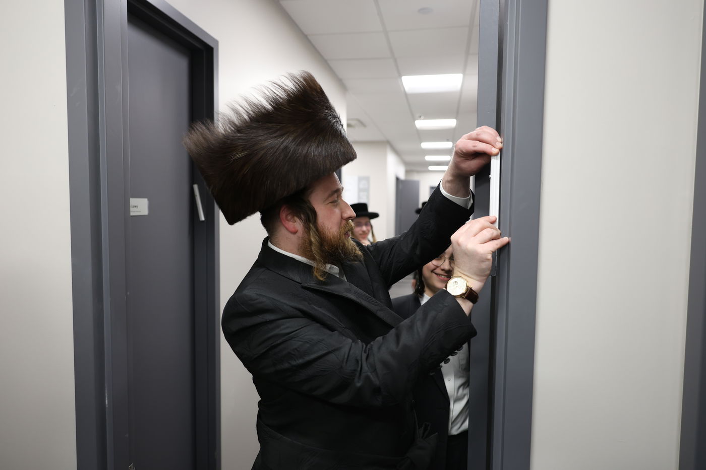 הרבי מסאטמר בקביעת מזוזות במרכז הרפואי בקריית יואל