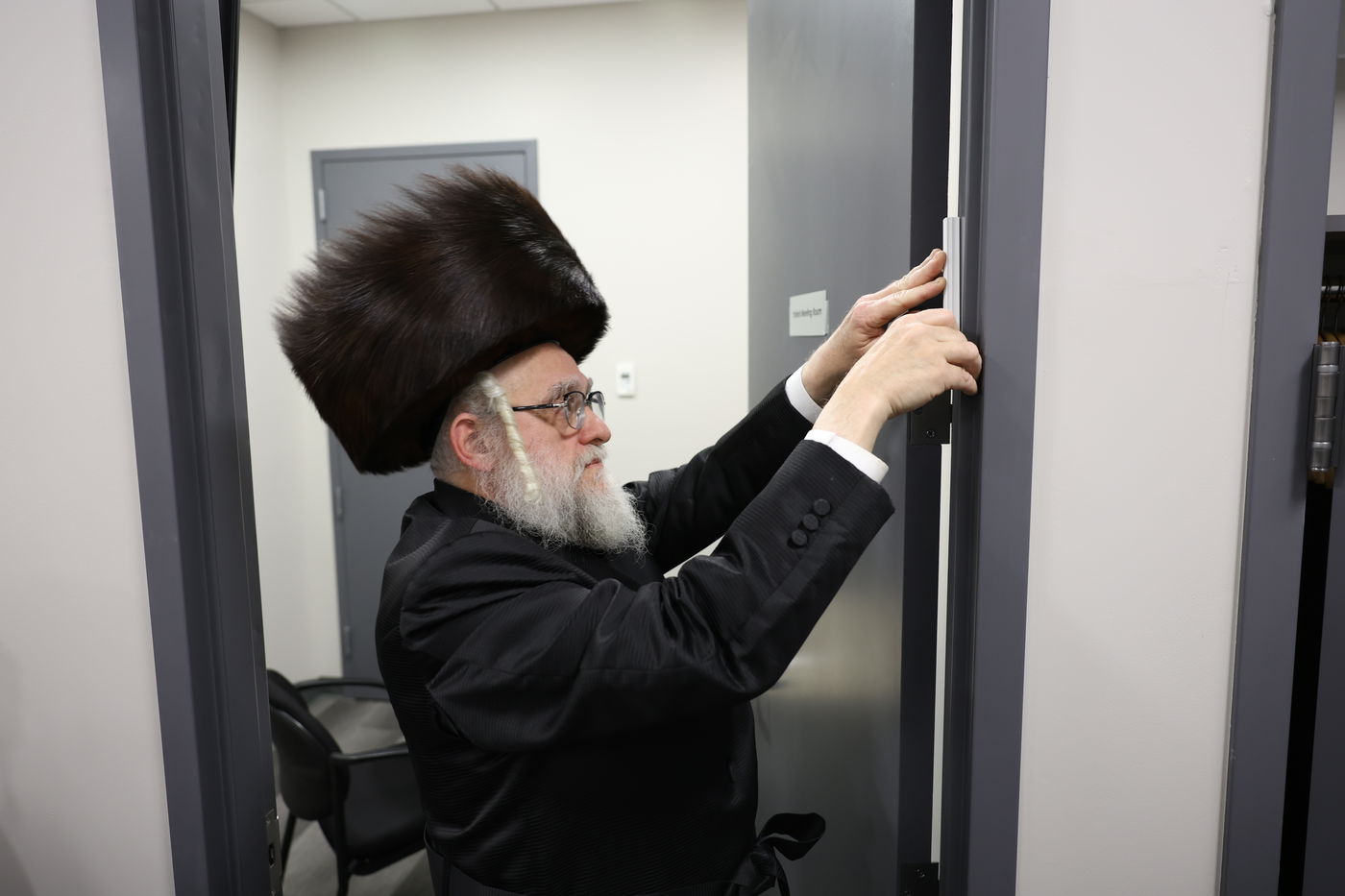 הרבי מסאטמר בקביעת מזוזות במרכז הרפואי בקריית יואל