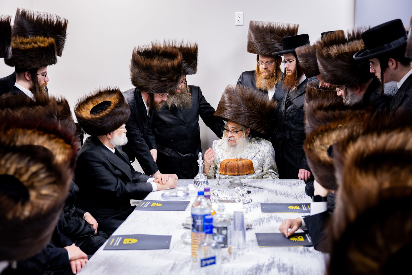 הרבי מסאטמר בקביעת מזוזות במרכז הרפואי בקריית יואל