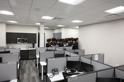 הרבי מסאטמר בקביעת מזוזות במרכז הרפואי בקריית יואל