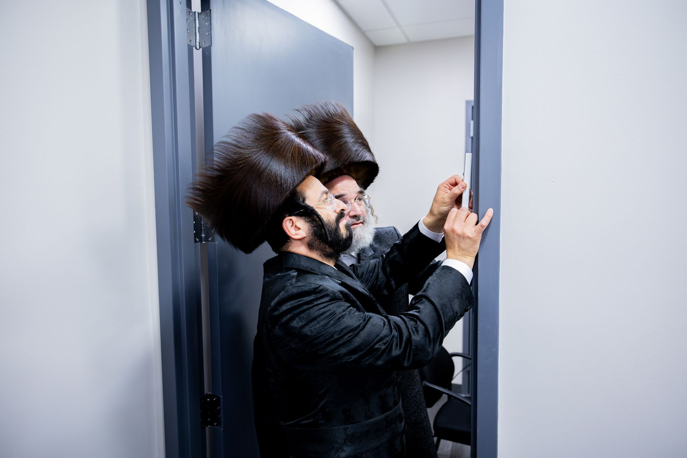 הרבי מסאטמר בקביעת מזוזות במרכז הרפואי בקריית יואל