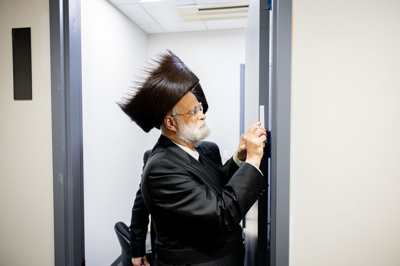 הרבי מסאטמר בקביעת מזוזות במרכז הרפואי בקריית יואל