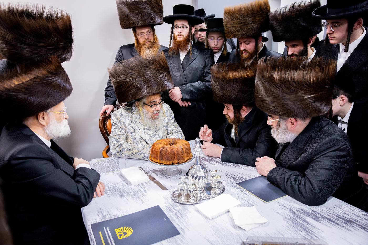 הרבי מסאטמר בקביעת מזוזות במרכז הרפואי בקריית יואל