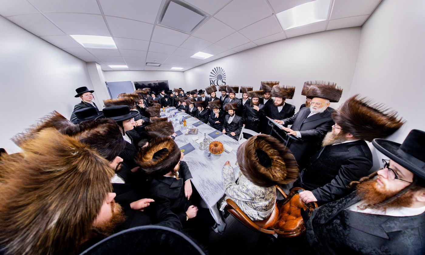 הרבי מסאטמר בקביעת מזוזות במרכז הרפואי בקריית יואל