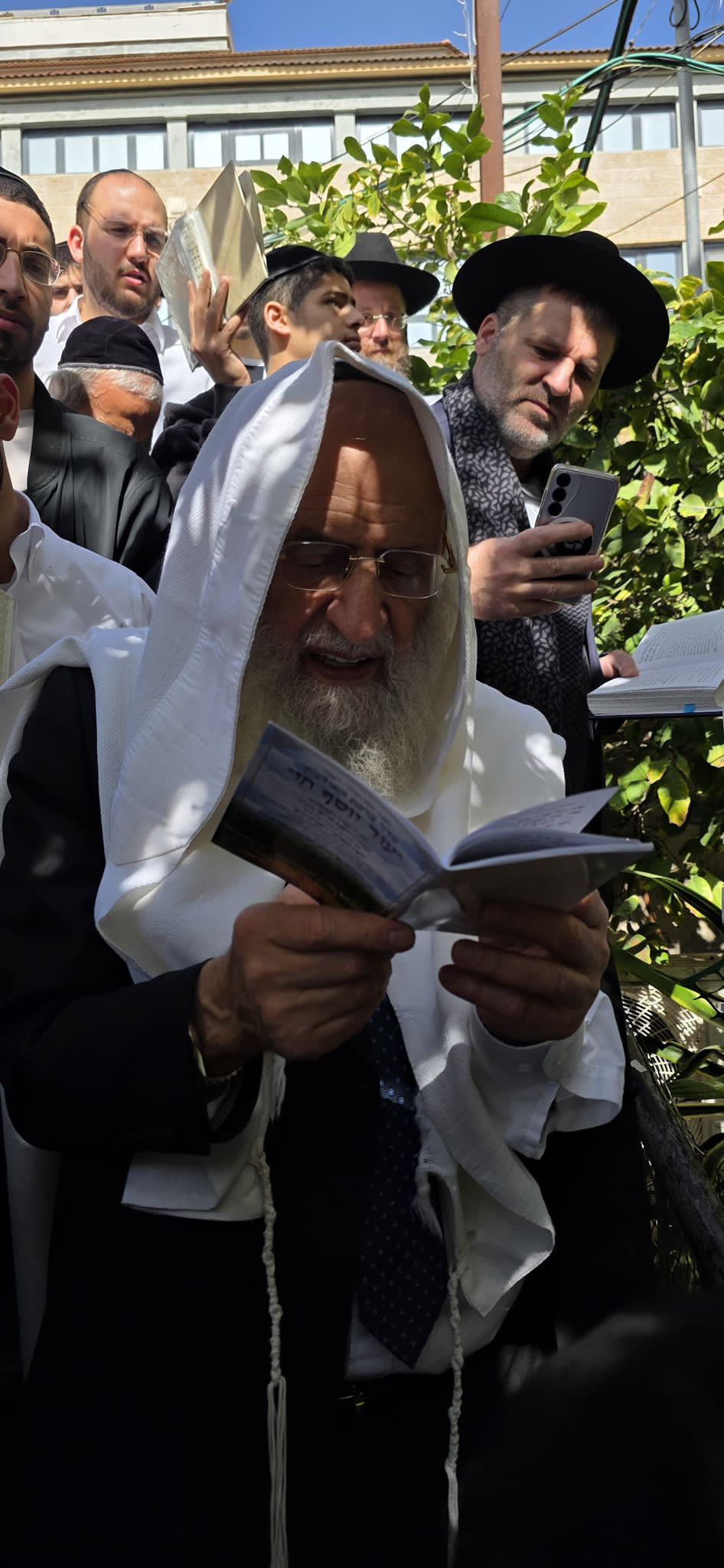 הגר"ר אלבז בברכת האילנות