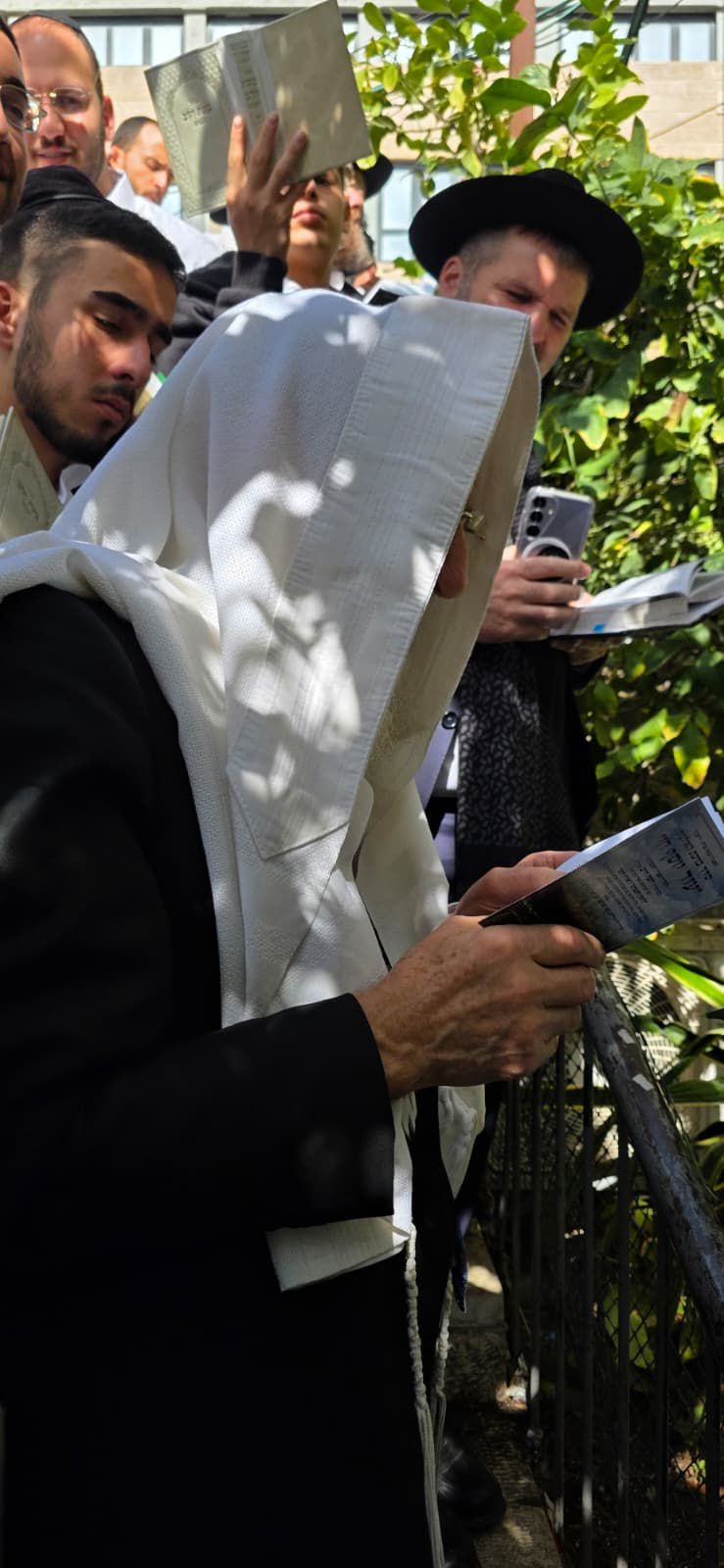 הגר"ר אלבז בברכת האילנות