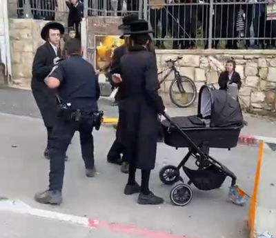 תיעוד חריג מירושלים: שוטרים מושכים באלימות עגלה עם תינוק - זו תגובת המשטרה