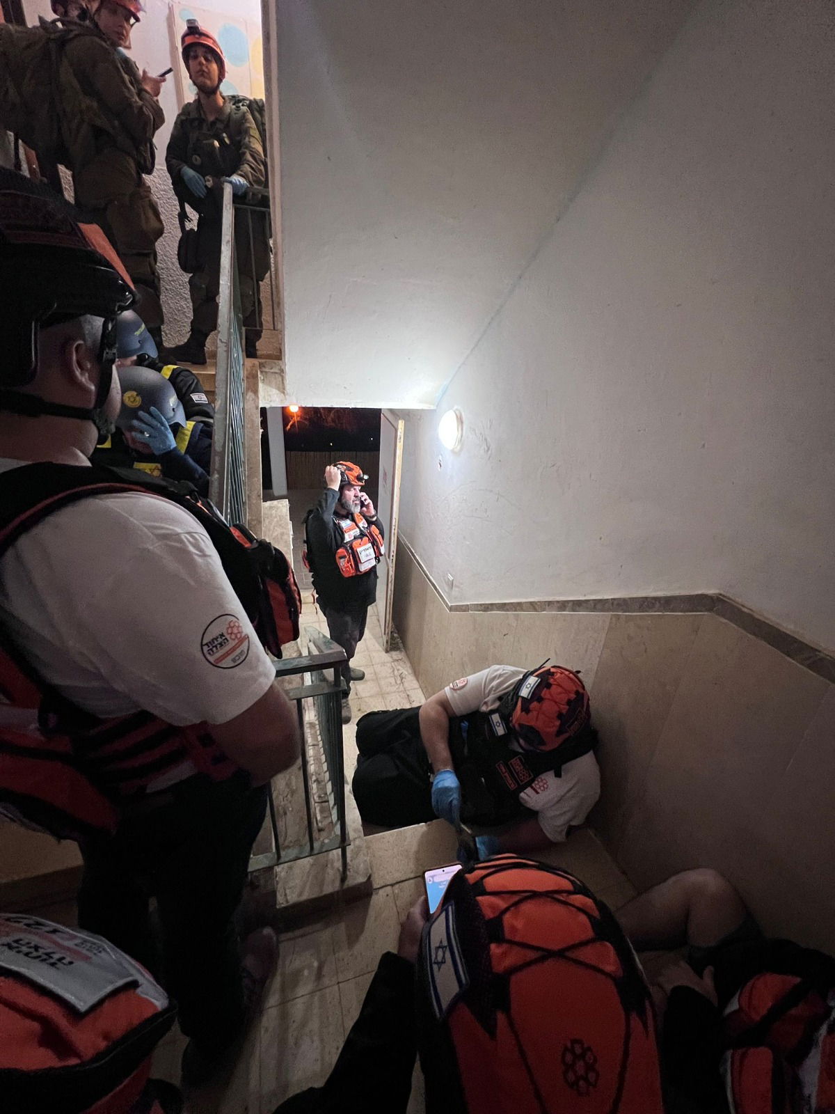 פגיעה ישירה בדירה: "היה הרס נרחב בכל הרחוב, פצועים חולצו מתוך ההריסות"