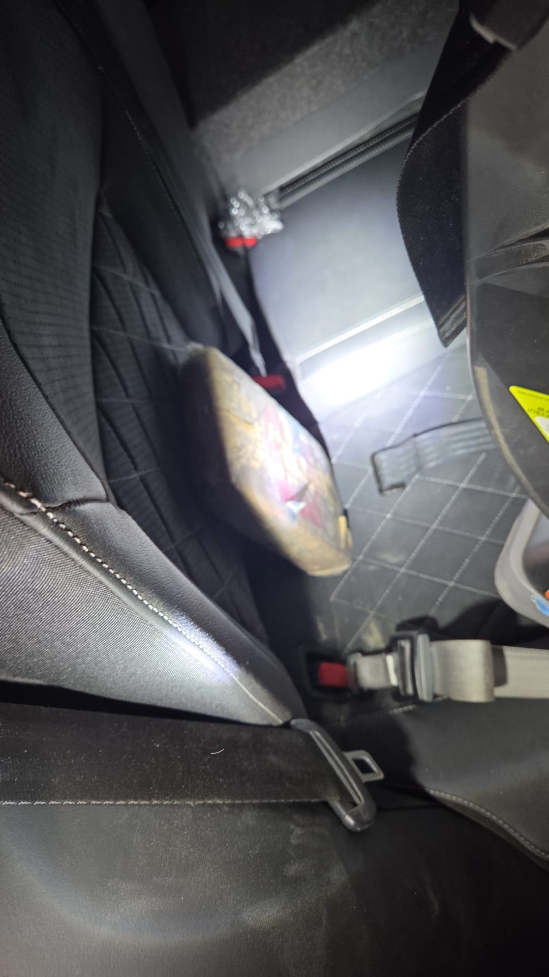 סוכל ניסיון הברחה הזוי: קילו קוקאין אותר מתחת למושב תינוק ברכב
