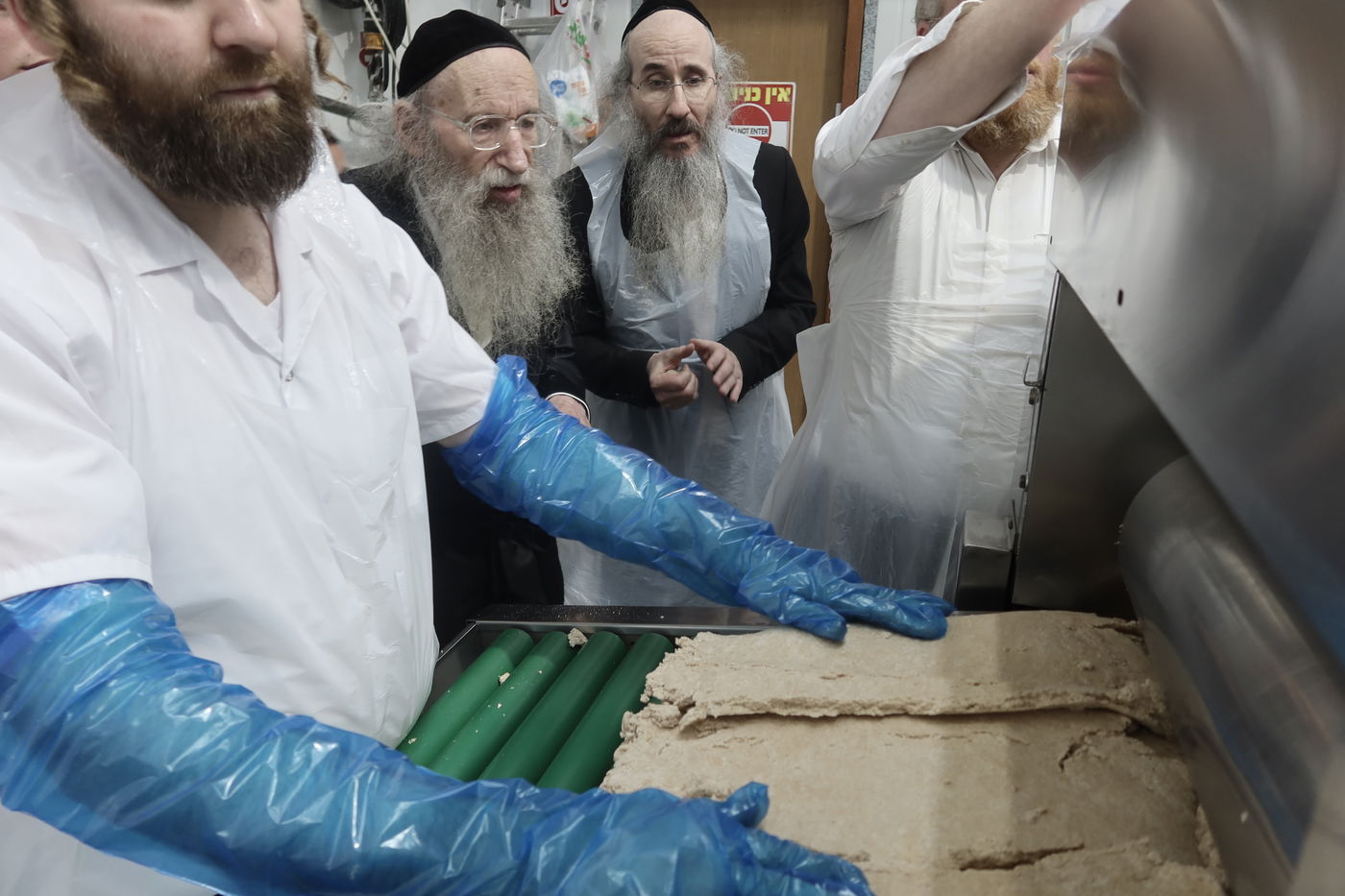 הגאון רבי אליעזר דינר באפיית מצות