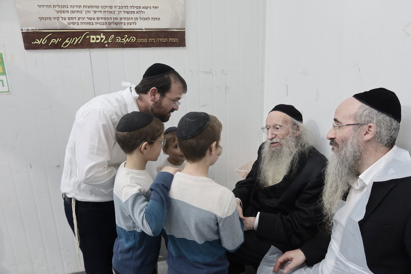 הגאון רבי אליעזר דינר באפיית מצות