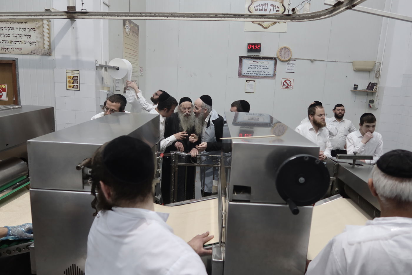 הגאון רבי אליעזר דינר באפיית מצות