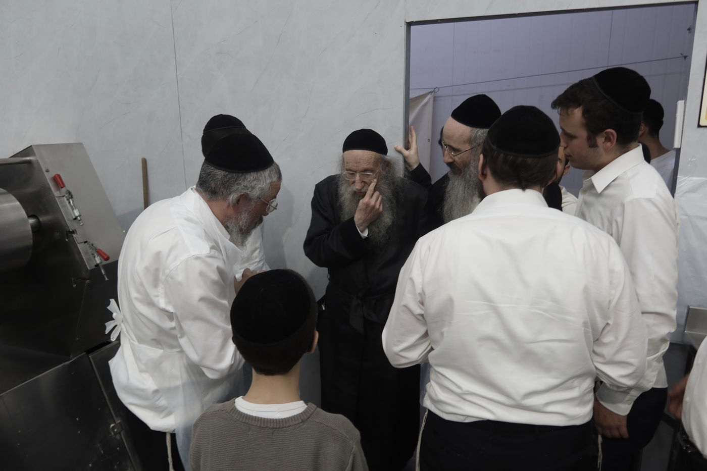 הגאון רבי אליעזר דינר באפיית מצות