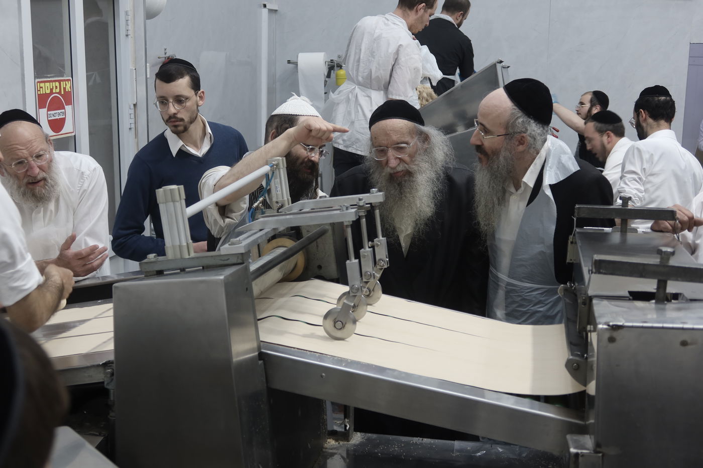 הגאון רבי אליעזר דינר באפיית מצות