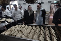 הגאון רבי אליעזר דינר באפיית מצות