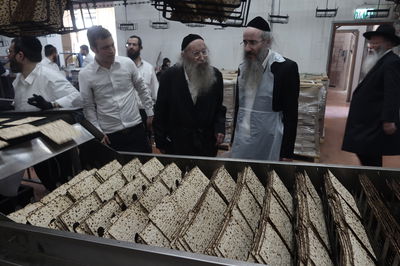 הגאון רבי אליעזר דינר באפיית מצות