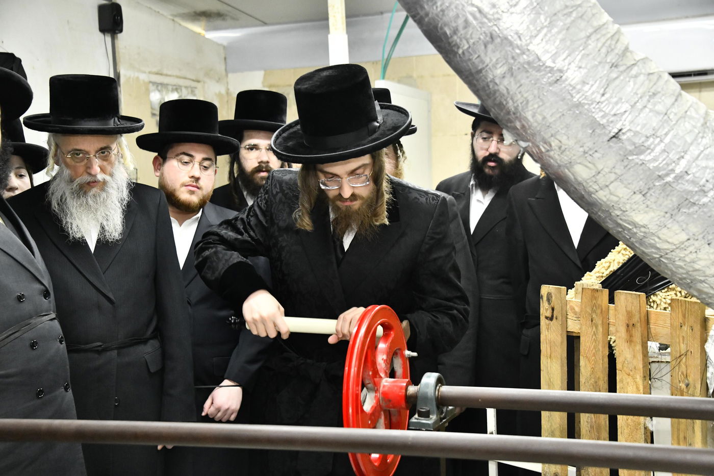 האדמו"ר מסאדיגורה בטחינת חיטים