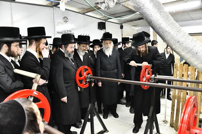 האדמו"ר מסאדיגורה בטחינת חיטים