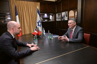 סער לשר החוץ הצרפתי: “לבנון לא פועלת מול חיזבאללה; ישראל תפעל בתקיפות”
