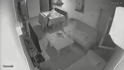 תיעוד מטורף: נשארה לשבת בסלון למרות האזעקה - וניצלה בנס כשהבית נפגע | צפו