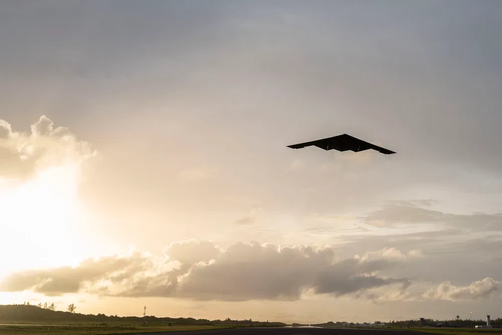 מפציץ חמקן B-2 ספיריט של חיל האוויר האמריקאי ממריא בדייגו גרסיה