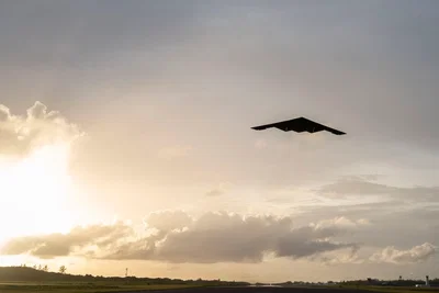 מפציץ חמקן B-2 ספיריט של חיל האוויר האמריקאי ממריא בדייגו גרסיה